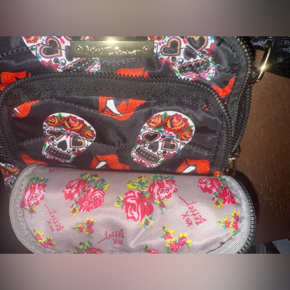 Betsey Johnson-Vampire Lips and Sugar Skull Cross Body- Flower Interior-Like New - Picture 3 of 10